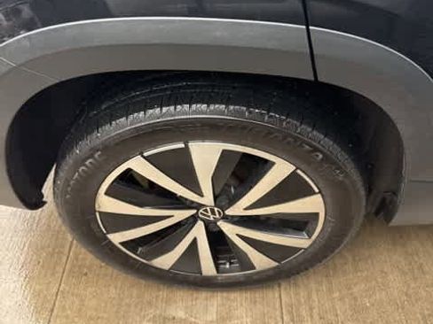 Certified 2022 Volkswagen Taos SE w/ Panoramic Sunroof Package image 5