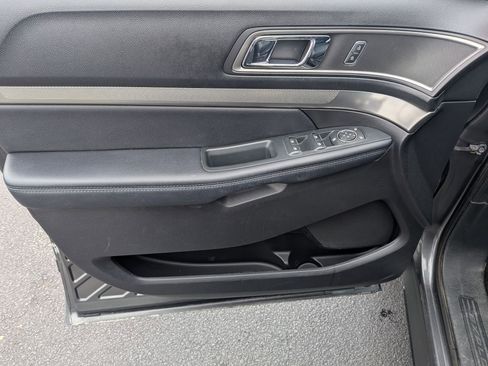 Used 2018 Ford Explorer XLT w/ Equipment Group 202A FWD image 10