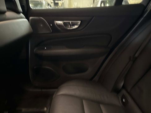 Used 2020 Volvo V60 T5 Cross Country image 16