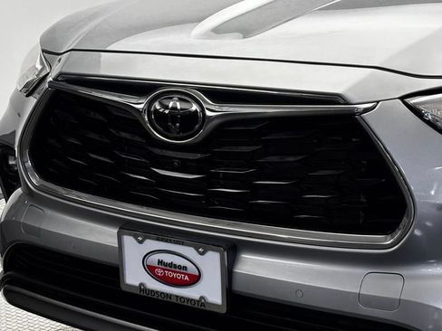 Used 2023 Toyota Highlander Platinum AWD/4WD image 2