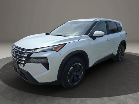 Used 2024 Nissan Rogue SV FWD image 2