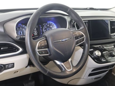 Used 2020 Chrysler Pacifica Touring FWD image 6