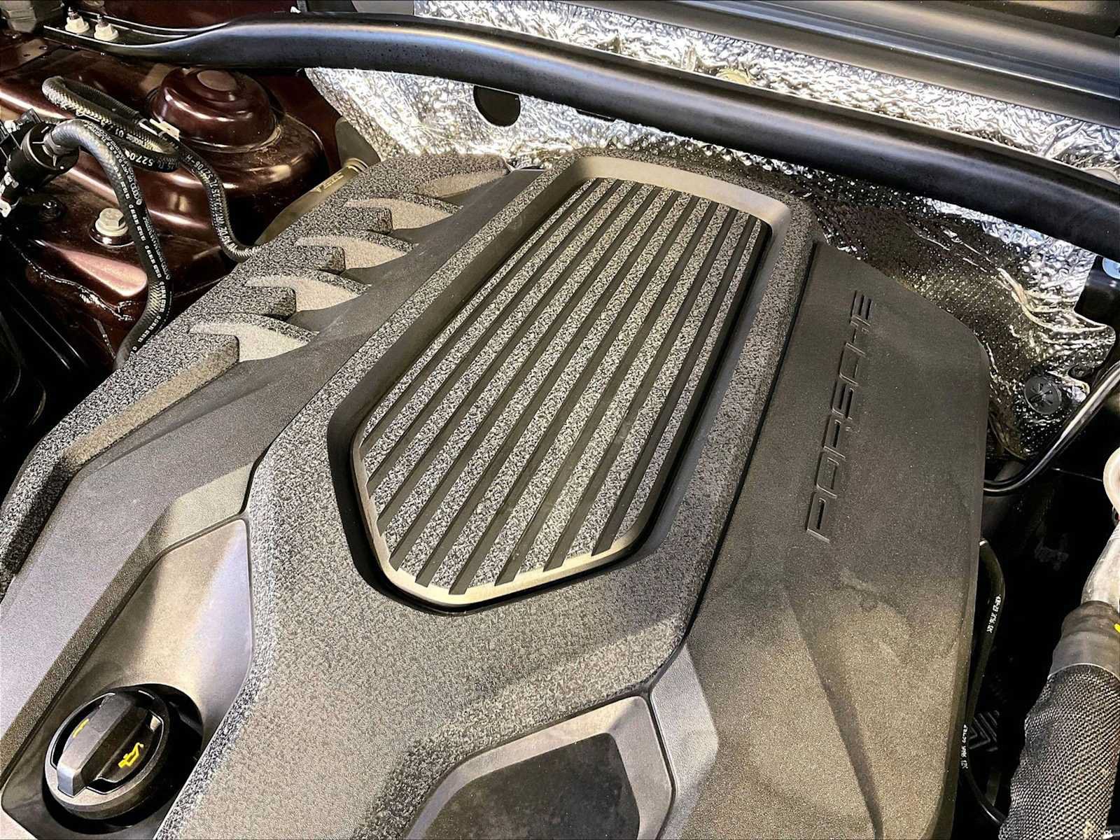Certified 2024 Porsche Macan AWD/4WD image 33