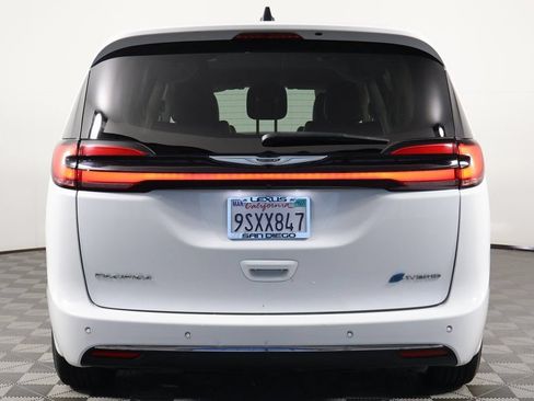 Used 2023 Chrysler Pacifica Touring-L FWD image 5