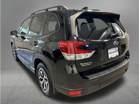 Used 2023 Subaru Forester Premium AWD/4WD image 3