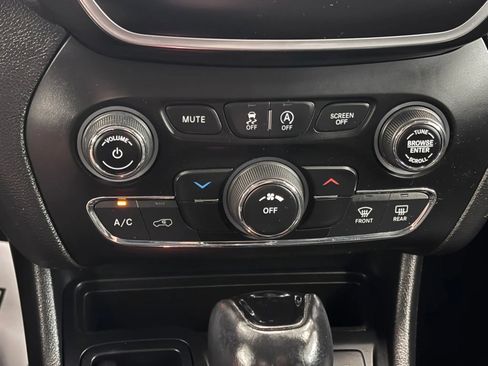 Used 2021 Jeep Cherokee Latitude Plus FWD image 44