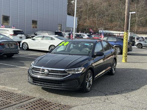 Used 2024 Volkswagen Jetta SE image 2