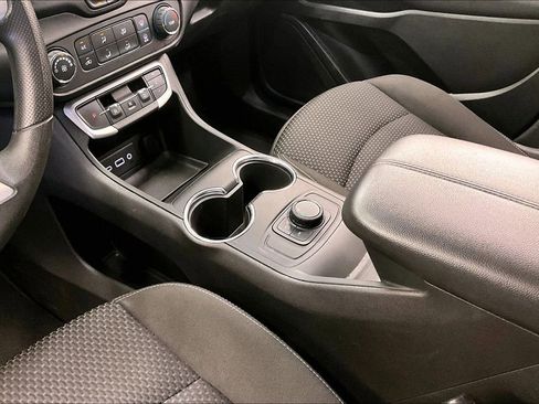 Used 2024 GMC Terrain SLE FWD image 16