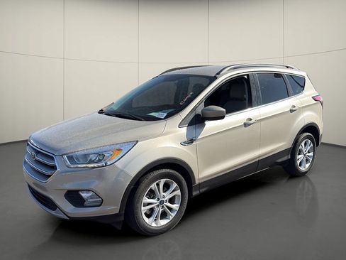 Used 2017 Ford Escape SE w/ SE Leather Comfort Package FWD image 3