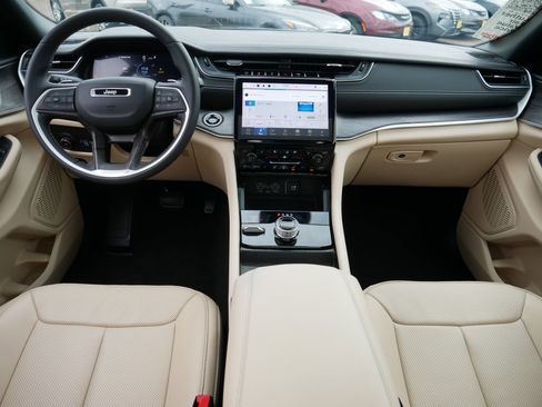 Used 2024 Jeep Grand Cherokee Limited w/ Luxury Tech Group II image 10