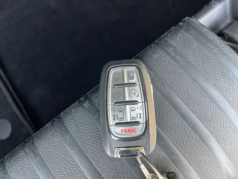 Used 2025 Chrysler Pacifica Limited image 28