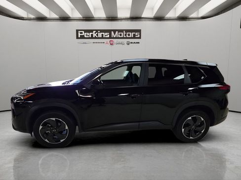 Used 2025 Nissan Rogue SV image 2