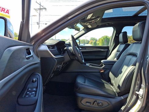 New 2025 Jeep Grand Cherokee Limited w/ Black Appearance Package image 9