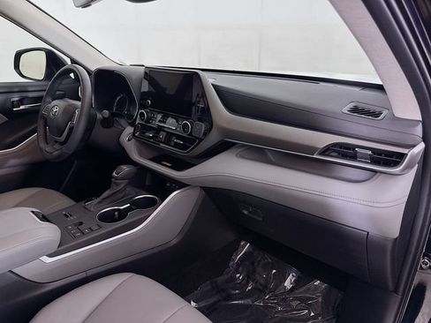 Used 2024 Toyota Highlander XLE FWD image 30