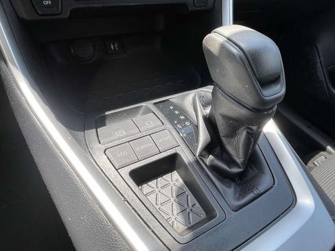 Used 2019 Toyota RAV4 LE FWD image 17