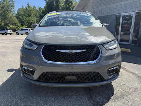 Used 2022 Chrysler Pacifica Touring-L w/ Uconnect Theater Family Group FWD image 8