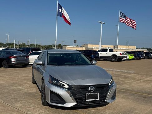 Certified 2023 Nissan Altima 2.5 SV FWD image 3
