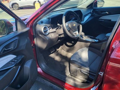 Used 2025 Chevrolet Trax LT w/ LT Convenience Package image 3