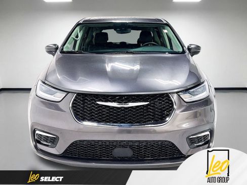 Used 2023 Chrysler Pacifica Touring-L FWD image 2