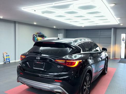 Used 2017 INFINITI QX30 Premium w/ Navigation Package image 6