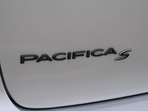 Used 2024 Chrysler Pacifica Limited w/ Uconnect Theater Family Group image 4