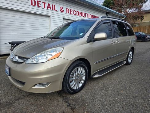 Used 2010 Toyota Sienna XLE image 43