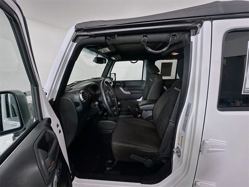 Used 2015 Jeep Wrangler Unlimited Sahara image 17