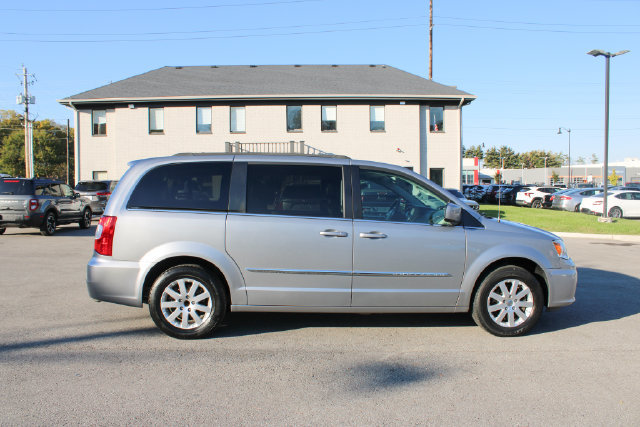 Used 2016 Chrysler Town & Country Touring FWD image 6