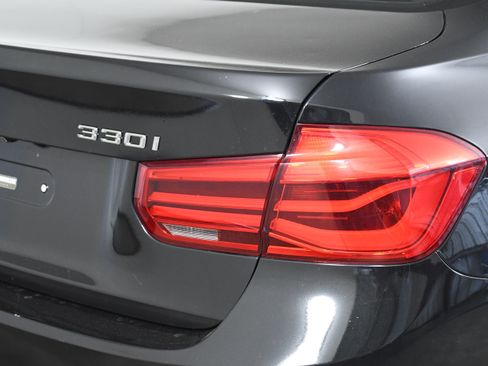 Used 2018 BMW 330i Sedan w/ Convenience Package image 31