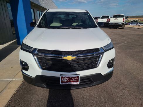 Used 2022 Chevrolet Traverse LS image 2
