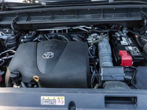 Used 2021 Toyota Highlander XSE FWD image 38