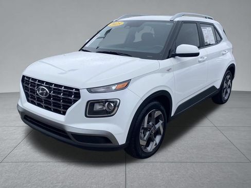 Used 2025 Hyundai Venue SEL FWD image 2