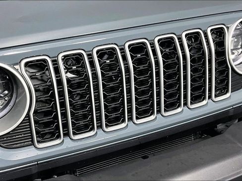 Used 2025 Jeep Wrangler Unlimited Sahara AWD/4WD image 30