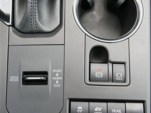 Used 2021 Toyota Highlander XLE image 26