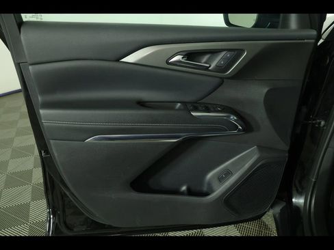 Used 2025 Chevrolet Traverse LT image 15