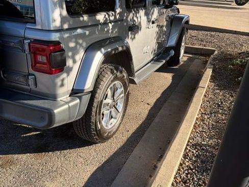 Used 2018 Jeep Wrangler Unlimited Sahara AWD/4WD image 6