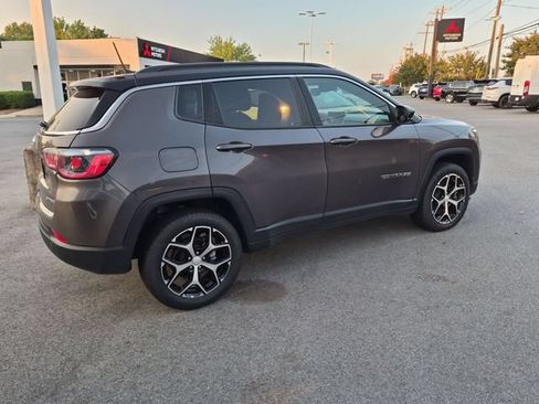 Used 2024 Jeep Compass Limited AWD/4WD image 3