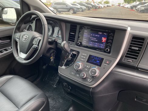 Used 2020 Toyota Sienna SE w/ Nightshade Edition FWD image 12