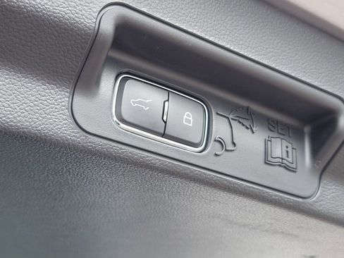 Used 2023 Ford Explorer XLT image 8