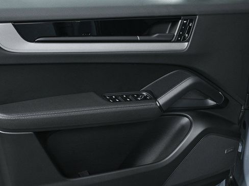 Certified 2025 Porsche Cayenne Coupe image 6