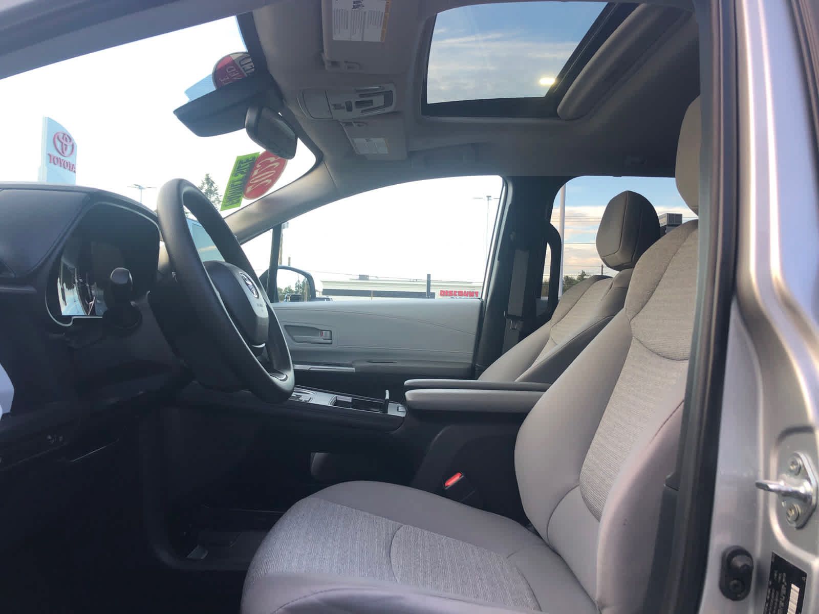 Certified 2025 Toyota Sienna LE w/ LE Plus Package FWD image 26