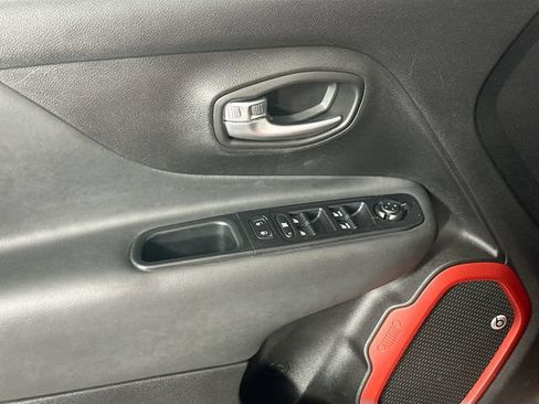 Used 2018 Jeep Renegade Trailhawk AWD/4WD image 26
