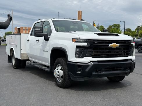 Used 2024 Chevrolet Silverado 3500 W/T w/ Snow Plow Prep Package AWD/4WD image 2