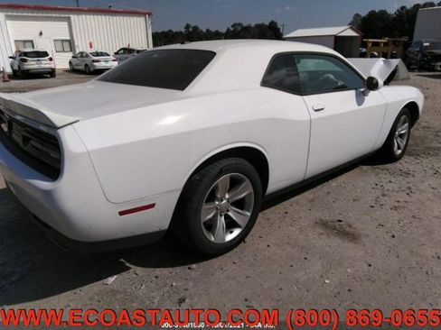Used 2019 Dodge Challenger SXT image 4
