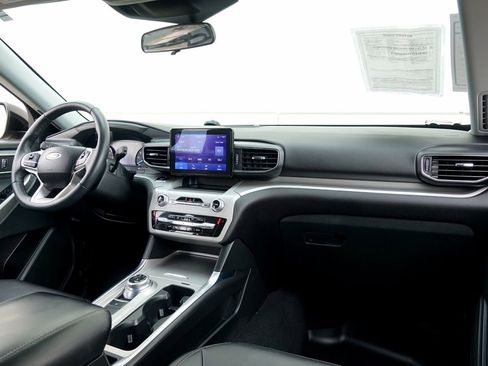 Used 2023 Ford Explorer XLT w/ Equipment Group 202A image 7