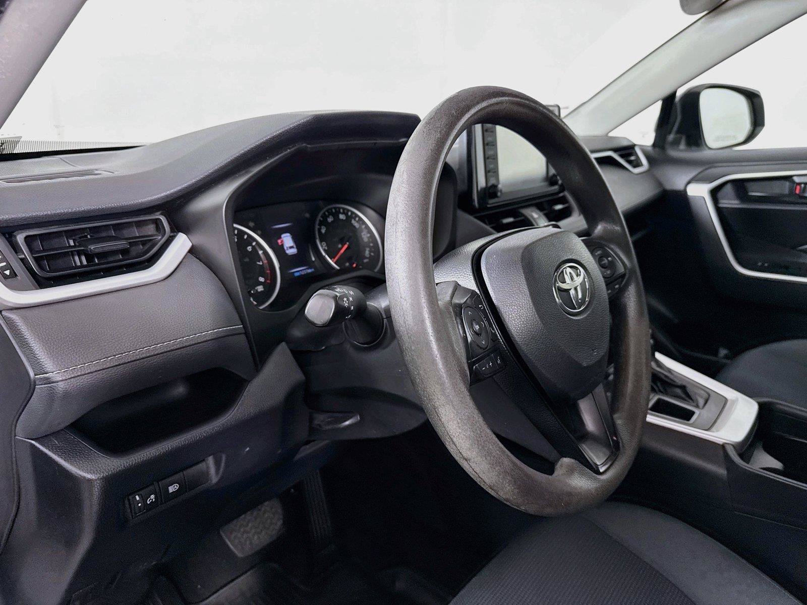 Used 2019 Toyota RAV4 LE AWD/4WD image 4
