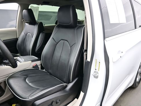 Used 2024 Chrysler Pacifica Limited image 11