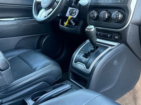 Used 2017 Jeep Compass Latitude image 27