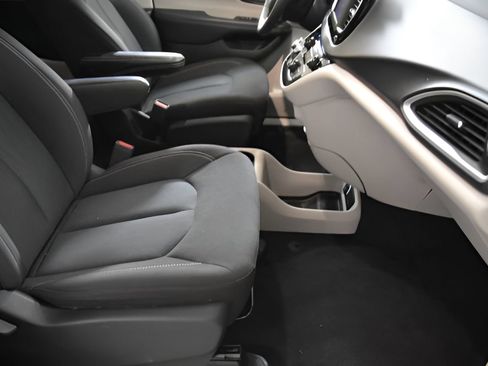 Used 2023 Chrysler Voyager LX FWD image 32