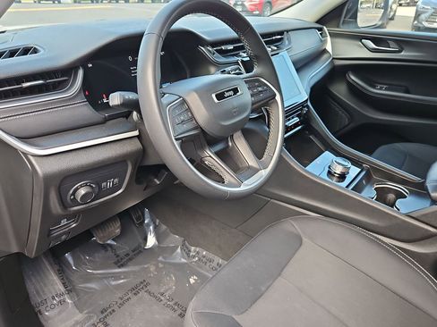 Used 2024 Jeep Grand Cherokee Laredo image 13